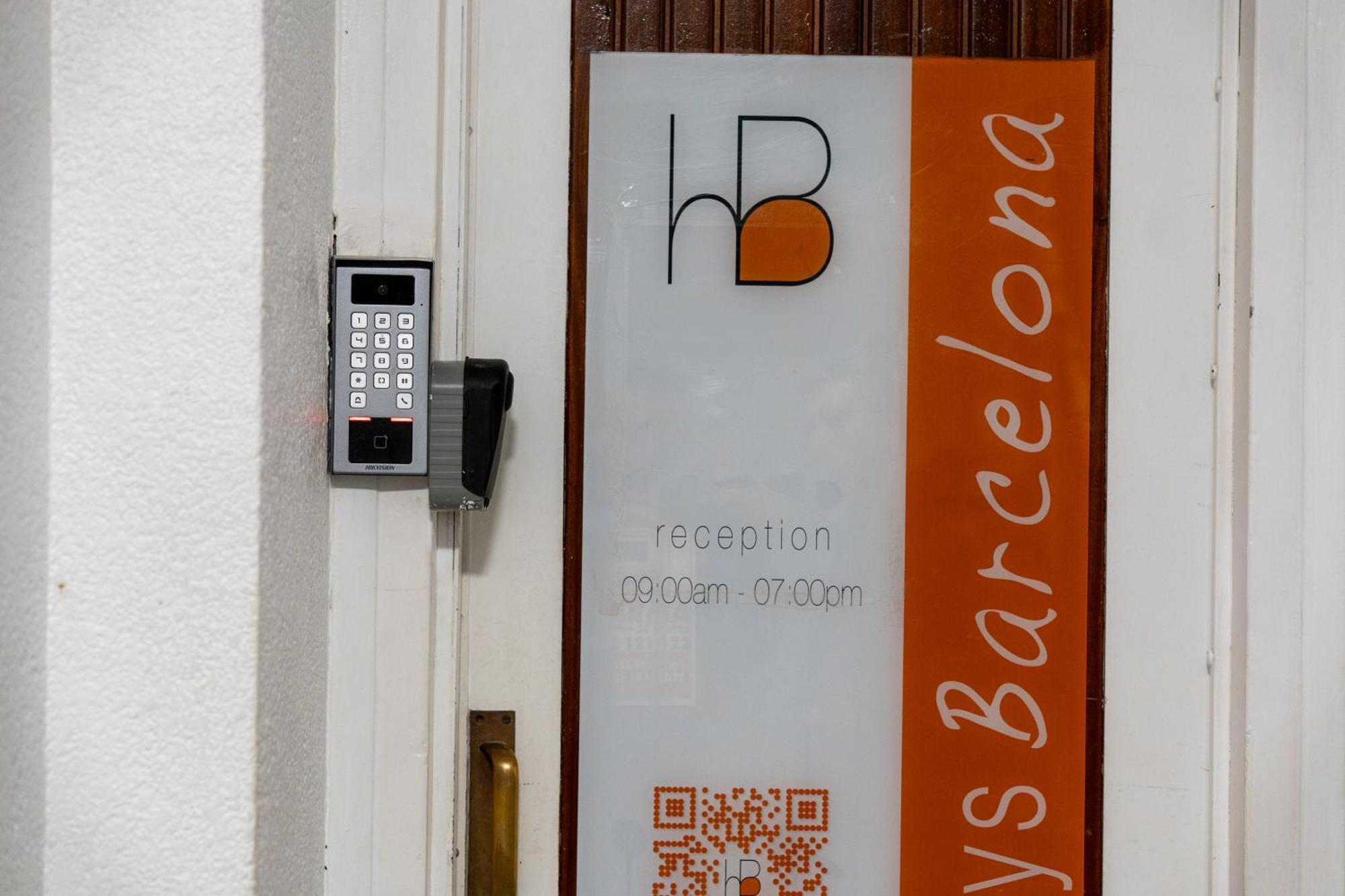 Holidaysbcn Rooms Barcelona Bagian luar foto